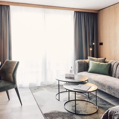 فندق Schoene Aussicht 4*