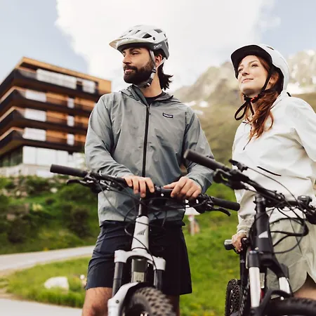 Schoene Aussicht מלון