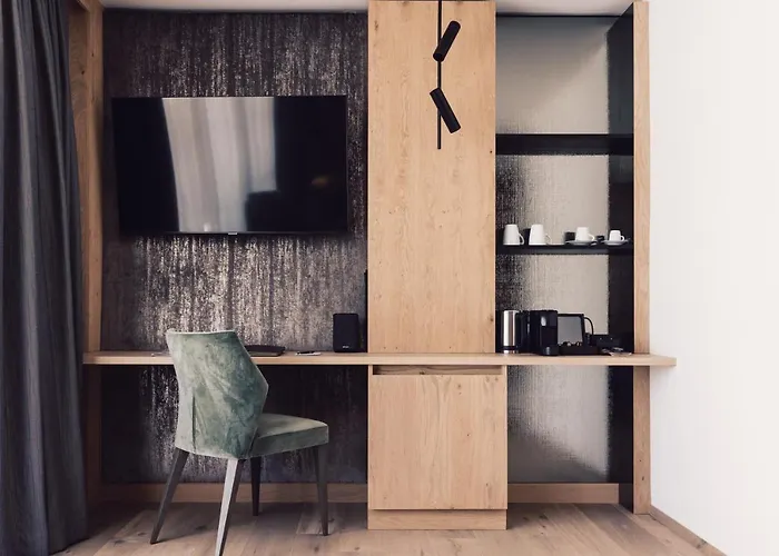 Hotel Schoene Aussicht 4*