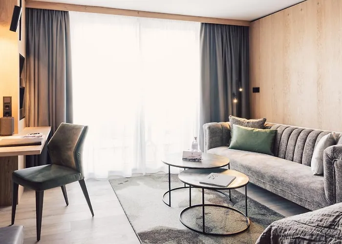 מלון Schoene Aussicht 4*